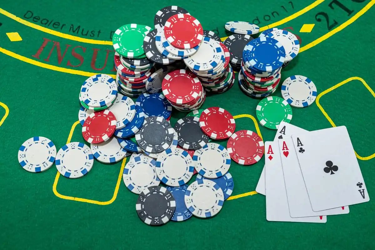 Người chơi Việt Nam kiểm tra ưu đãi khuyến mãi trên 11bet app qua điện thoại